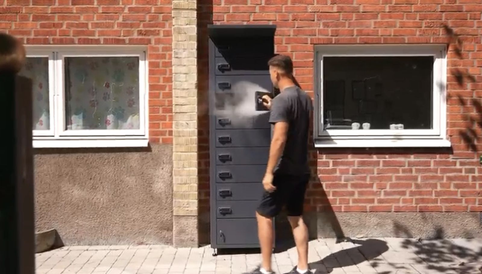 BIKE SAFE PRO – Nutzer öffnet ein Ladefach